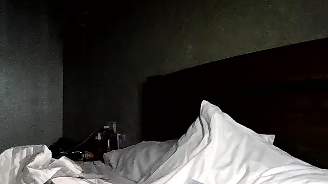 Snapshot of JulianaGold1 chatting on 01/11/26, 03:28 JulianaGold1 online show from 01/11/26, 03:28