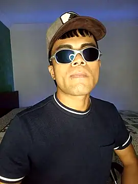 Snapshot of pinedasex777 chatting on 09/15/25, 10:43 pinedasex777 online show from 09/15/25, 10:43