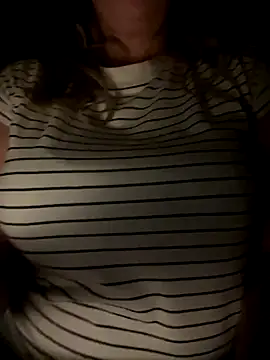 Snapshot of CravingControl chatting on 10/31/25, 04:02 CravingControl online show from 10/31/25, 04:02