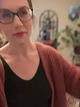 MaiseKnox online show from 12/28/24, 01:08