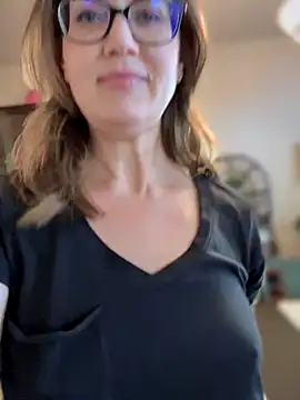 Snapshot of MaiseKnox chatting on 09/23/25, 10:24 MaiseKnox online show from 09/23/25, 10:24