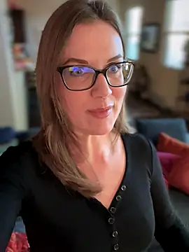 Snapshot of MaiseKnox chatting on 10/15/25, 11:38 MaiseKnox online show from 10/15/25, 11:38