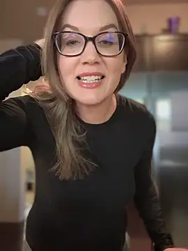 MaiseKnox online show from 10/17/25, 10:12