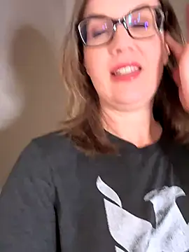 Snapshot of MaiseKnox chatting on 11/08/25, 12:11 MaiseKnox online show from 11/08/25, 12:11