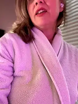 Snapshot of MaiseKnox chatting on 11/15/25, 10:15 MaiseKnox online show from 11/15/25, 10:15