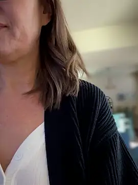 Snapshot of MaiseKnox chatting on 11/30/25, 05:17 MaiseKnox online show from 11/30/25, 05:17