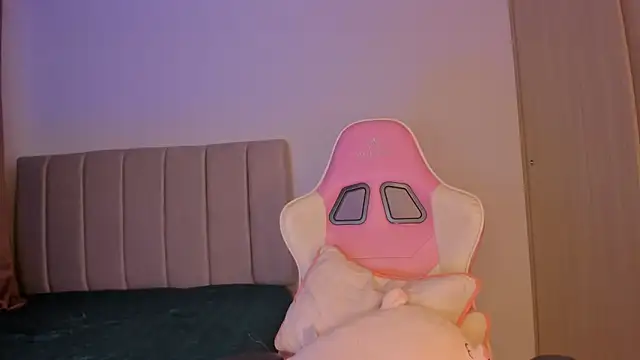 Snapshot of isa_bunny chatting on 02/20/26, 02:19 isa bunny online show from 02/20/26, 02:19