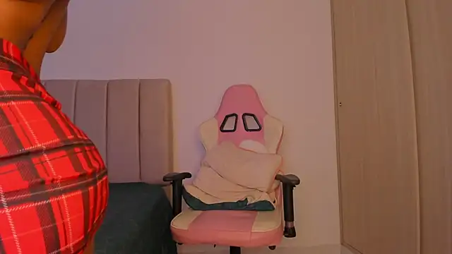 Snapshot of isa_bunny chatting on 04/14/26, 05:57 isa bunny online show from 04/14/26, 05:57