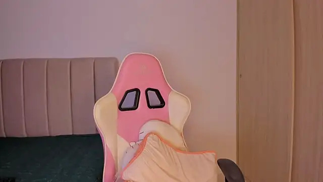 Snapshot of isa_bunny chatting on 04/15/26, 06:42 isa bunny online show from 04/15/26, 06:42