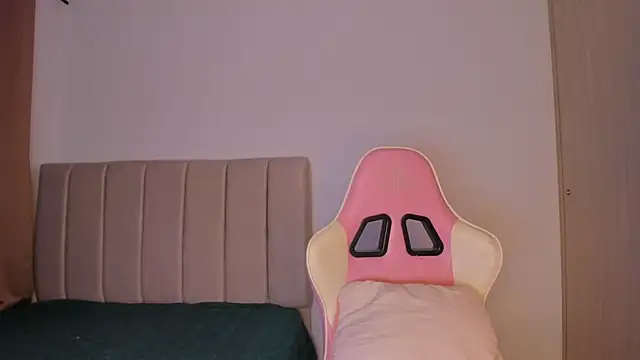 Snapshot of isa_bunny chatting on 04/17/26, 04:48 isa bunny online show from 04/17/26, 04:48