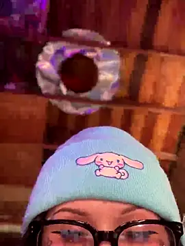 Snapshot of BlaizeyBBy chatting on 10/26/25, 10:15 BlaizeyBBy online show from 10/26/25, 10:15