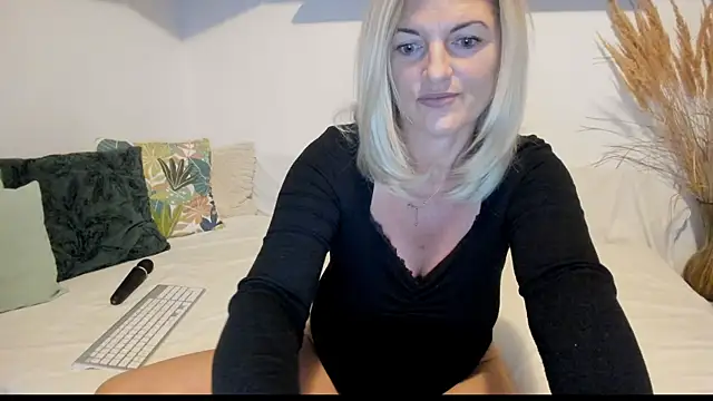 Snapshot of Jadore_able chatting on 09/27/25, 01:43 Jadore able online show from 09/27/25, 01:43
