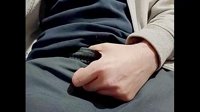 Snapshot of hairyuncut00 chatting on 12/08/24, 02:39 hairyuncut00 online show from 12/08/24, 02:39