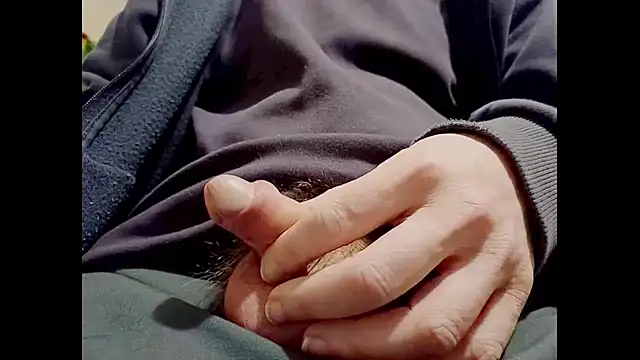 Snapshot of hairyuncut00 chatting on 12/30/24, 02:19 hairyuncut00 online show from 12/30/24, 02:19