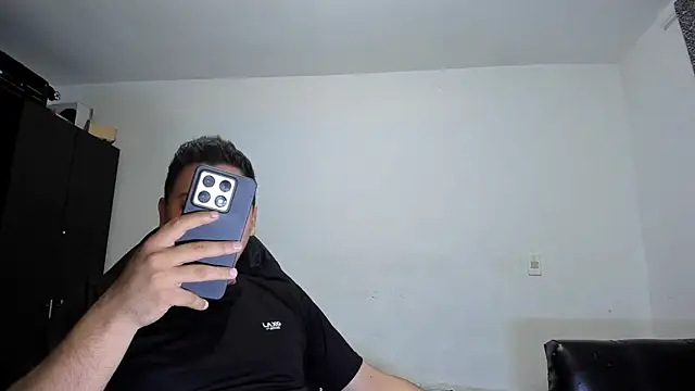 Snapshot of ares_sexxx chatting on 04/19/26, 04:50 ares sexxx online show from 04/19/26, 04:50