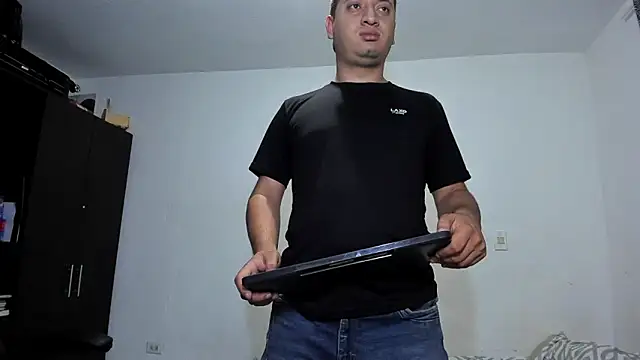 Snapshot of ares_sexxx chatting on 04/21/26, 04:41 ares sexxx online show from 04/21/26, 04:41