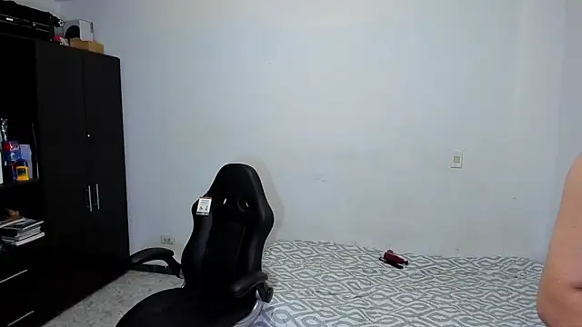 Snapshot of ares_sexxx chatting on 04/25/26, 04:48 ares sexxx online show from 04/25/26, 04:48
