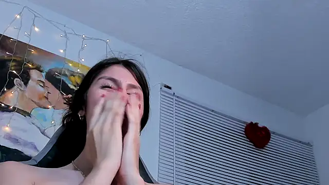 Snapshot of valeria_gonzales_ chatting on 12/21/24, 07:45 valeria gonzales online show from 12/21/24, 07:45