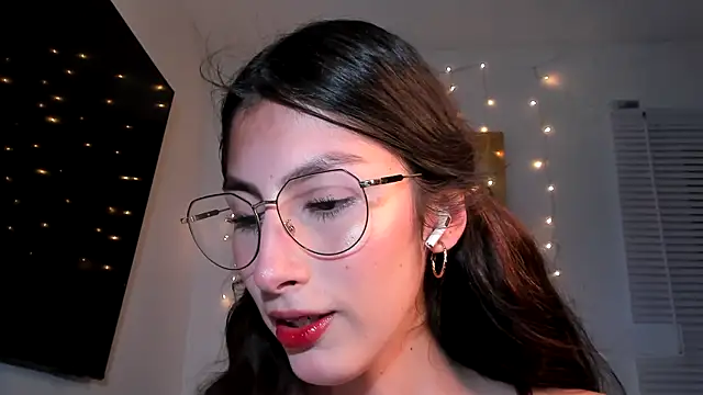 Snapshot of valeria_gonzales_ chatting on 01/08/25, 12:28 valeria gonzales online show from 01/08/25, 12:28