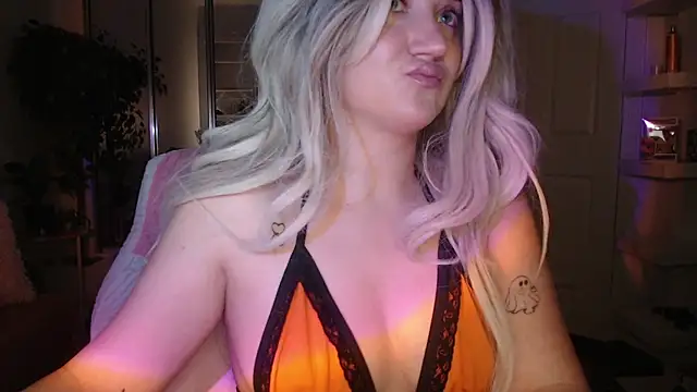 Snapshot of GoddessEmmy chatting on 04/01/26, 04:24 GoddessEmmy online show from 04/01/26, 04:24