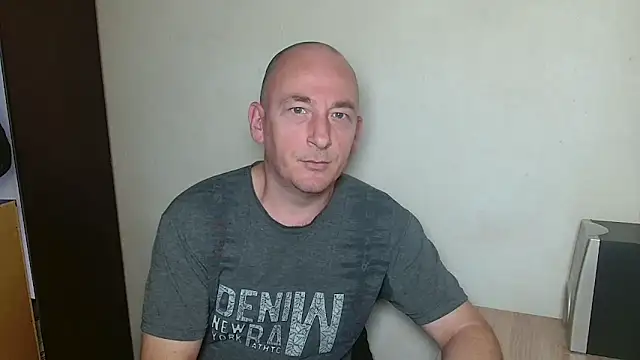 Snapshot of Johan___Barker chatting on 12/15/25, 01:04 Johan Barker online show from 12/15/25, 01:04