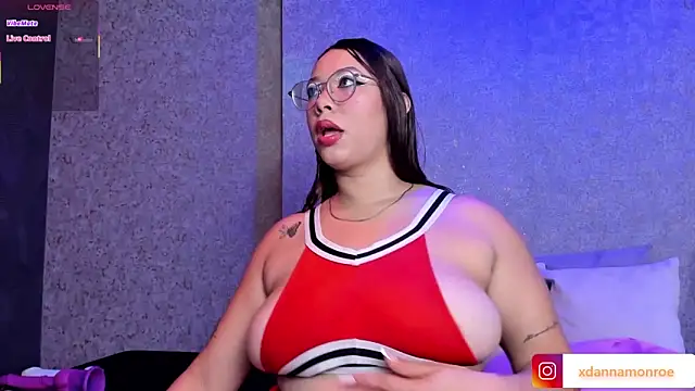 Snapshot of DanniaMonroee chatting on 11/05/25, 01:22 DanniaMonroee online show from 11/05/25, 01:22