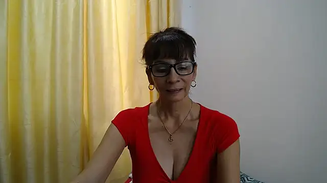 Snapshot of mommysexy16 chatting on 10/27/25, 04:44 mommysexy16 online show from 10/27/25, 04:44