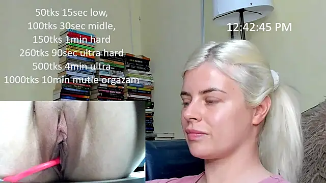 Snapshot of queenofthenighttt chatting on 05/17/26, 10:44 queenofthenighttt online show from 05/17/26, 10:44