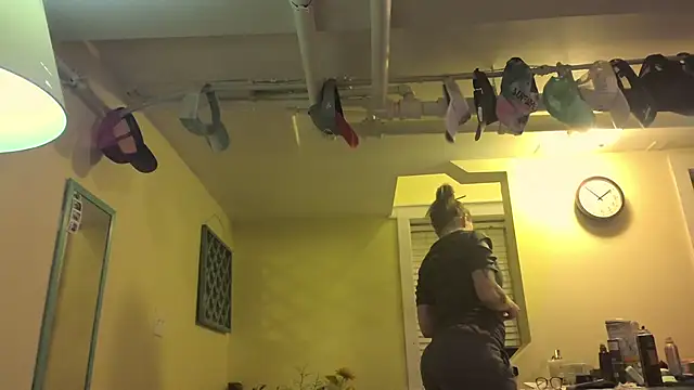 Snapshot of MaddisonX chatting on 12/01/25, 06:51 MaddisonX online show from 12/01/25, 06:51