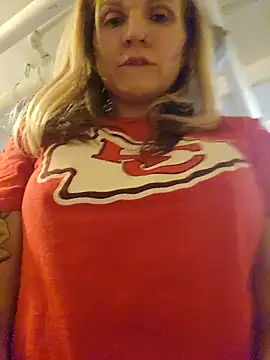 Snapshot of MaddisonX chatting on 12/22/25, 12:24 MaddisonX online show from 12/22/25, 12:24