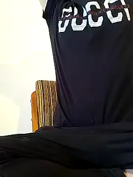 Snapshot of Rolandxxxr chatting on 02/23/25, 02:57 Rolandxxxr online show from 02/23/25, 02:57