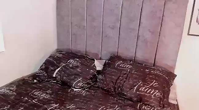 Snapshot of Hanna_Risso chatting on 12/12/24, 05:15 Hanna Risso online show from 12/12/24, 05:15