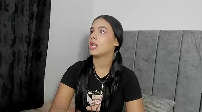 Snapshot of Hanna_Risso chatting on 03/20/25, 06:20 Hanna Risso online show from 03/20/25, 06:20