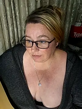 Snapshot of Iceprincess2bad4u chatting on 10/18/25, 05:25 Iceprincess2bad4u online show from 10/18/25, 05:25