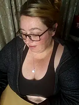 Snapshot of Iceprincess2bad4u chatting on 10/19/25, 05:46 Iceprincess2bad4u online show from 10/19/25, 05:46