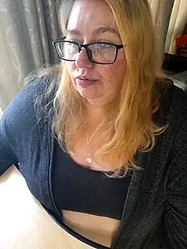 Snapshot of Iceprincess2bad4u chatting on 11/02/25, 06:38 Iceprincess2bad4u online show from 11/02/25, 06:38