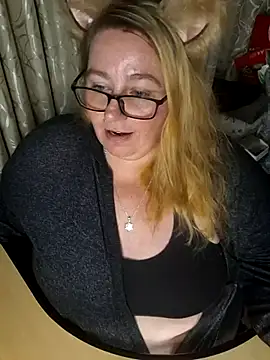 Snapshot of Iceprincess2bad4u chatting on 11/03/25, 06:09 Iceprincess2bad4u online show from 11/03/25, 06:09