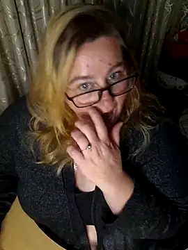 Snapshot of Iceprincess2bad4u chatting on 11/10/25, 06:18 Iceprincess2bad4u online show from 11/10/25, 06:18