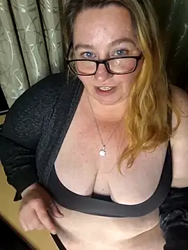 Snapshot of Iceprincess2bad4u chatting on 11/16/25, 06:57 Iceprincess2bad4u online show from 11/16/25, 06:57