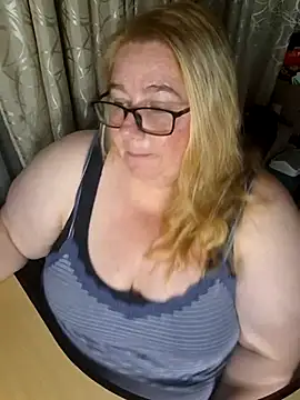 Snapshot of Iceprincess2bad4u chatting on 12/20/25, 06:26 Iceprincess2bad4u online show from 12/20/25, 06:26