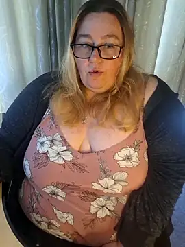 Snapshot of Iceprincess2bad4u chatting on 05/10/26, 06:18 Iceprincess2bad4u online show from 05/10/26, 06:18