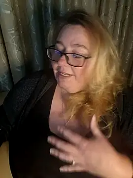 Snapshot of Iceprincess2bad4u chatting on 05/13/26, 06:16 Iceprincess2bad4u online show from 05/13/26, 06:16