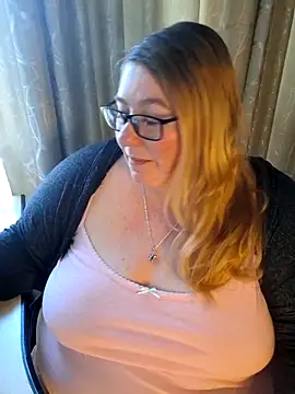 Snapshot of Iceprincess2bad4u chatting on 05/16/26, 05:37 Iceprincess2bad4u online show from 05/16/26, 05:37