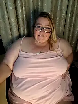 Snapshot of Iceprincess2bad4u chatting on 05/17/26, 05:42 Iceprincess2bad4u online show from 05/17/26, 05:42