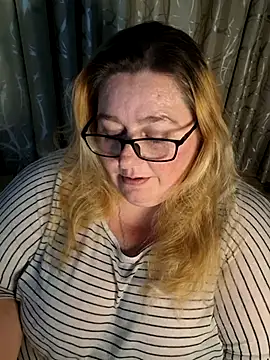 Snapshot of Iceprincess2bad4u chatting on 05/27/26, 06:27 Iceprincess2bad4u online show from 05/27/26, 06:27