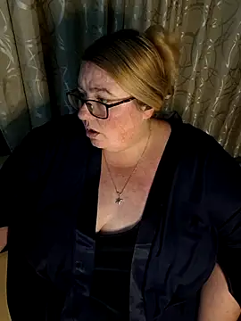 Snapshot of Iceprincess2bad4u chatting on 06/02/26, 06:10 Iceprincess2bad4u online show from 06/02/26, 06:10