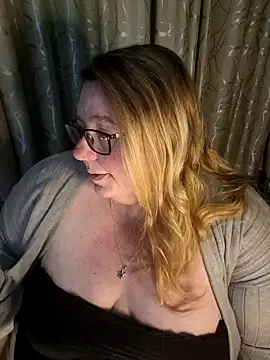 Snapshot of Iceprincess2bad4u chatting on 06/26/26, 06:34 Iceprincess2bad4u online show from 06/26/26, 06:34
