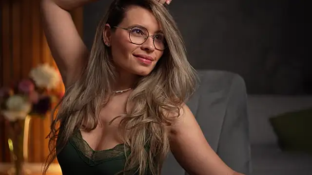 Snapshot of BrandyWhite chatting on 12/15/25, 05:34 BrandyWhite online show from 12/15/25, 05:34