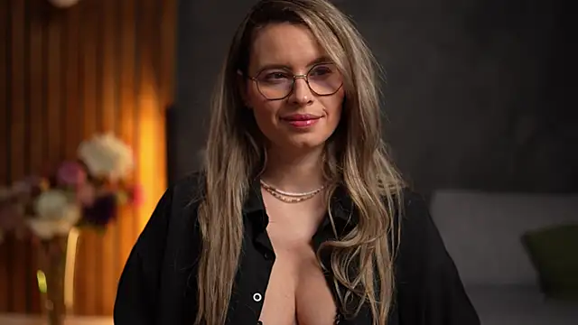 Snapshot of BrandyWhite chatting on 12/16/25, 05:45 BrandyWhite online show from 12/16/25, 05:45