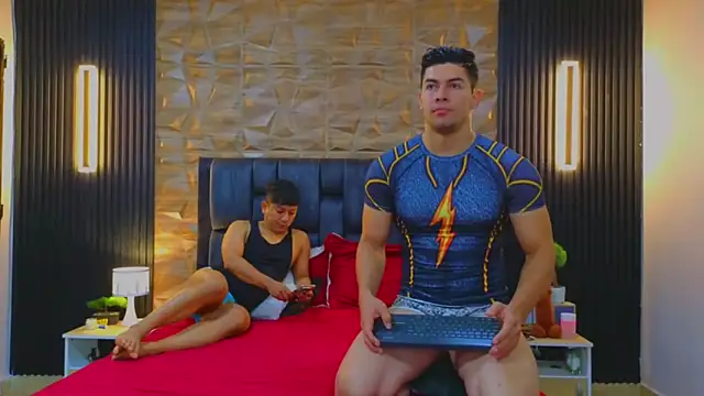 Snapshot of FelipeAndMarcello3 chatting on 03/13/25, 02:33 FelipeAndMarcello3 online show from 03/13/25, 02:33